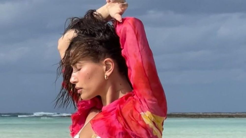 Dünyaca ünlü model Hailey Bieber'den kumsal pozları