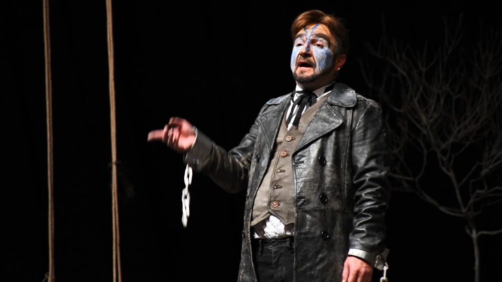 Erdem Topuz Mezarcı oyunuyla  4.Torbalı Tiyatro Günleri’nde