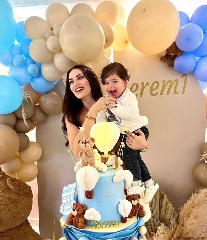 Fahriye Evcen ile Burak Özçivit, bir yaşına giren oğlu Kerem'e doğum günü partisi yaptı