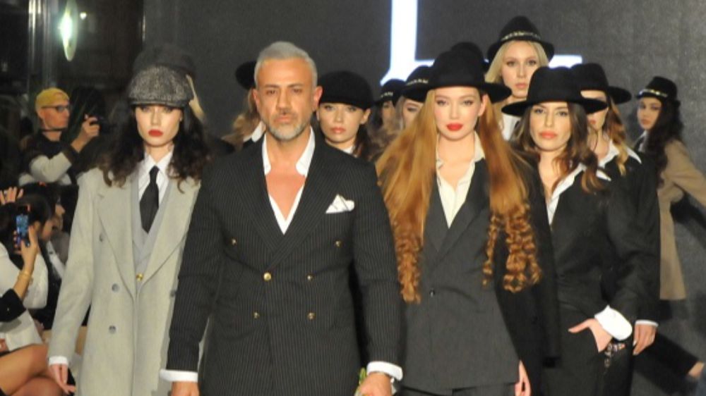 'Gangster' temalı kelepçeli defile