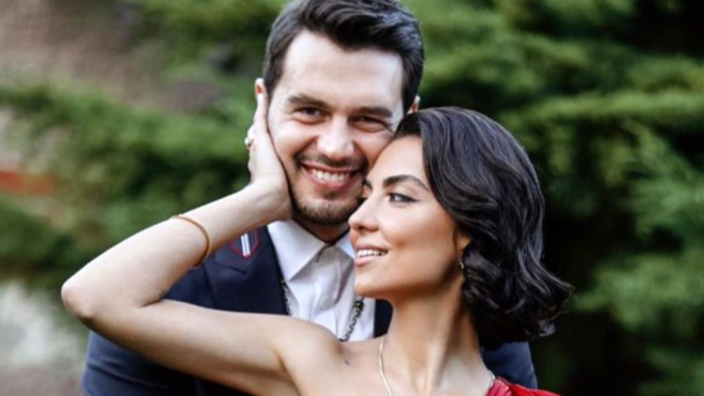 Geçtiğimiz hafta çocuklarını kucağına alan Hande Ünal ile İsmail Ege Şaşmaz, kızlarının fotoğrafını paylaştı