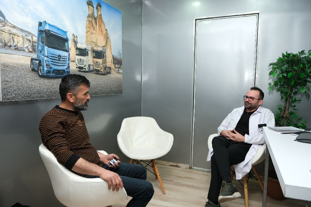 Mercedes-Benz Kamyon’un Sağlık Bakım Tırı Türkiye’nin 7 bölgesini ziyaret ederek kamyon şoförlerinin yanında oldu