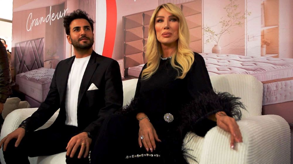 Seda Sayan eşiyle fuarda