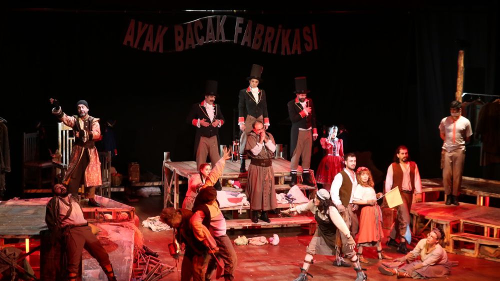 Şehir Tiyatroları İstanbul’da oyunları ile göz doldurdu