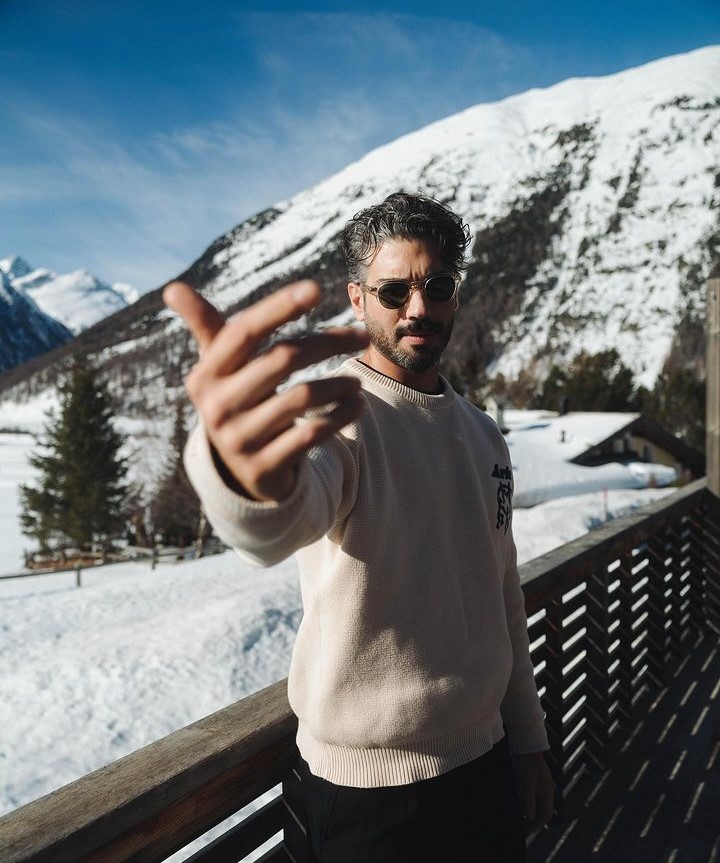 Ünlü çift Şükrü Özyıldız ile Sibil Çetinkaya'dan aşk pozu