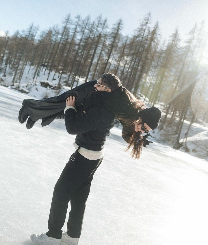 Ünlü çift Şükrü Özyıldız ile Sibil Çetinkaya'dan aşk pozu