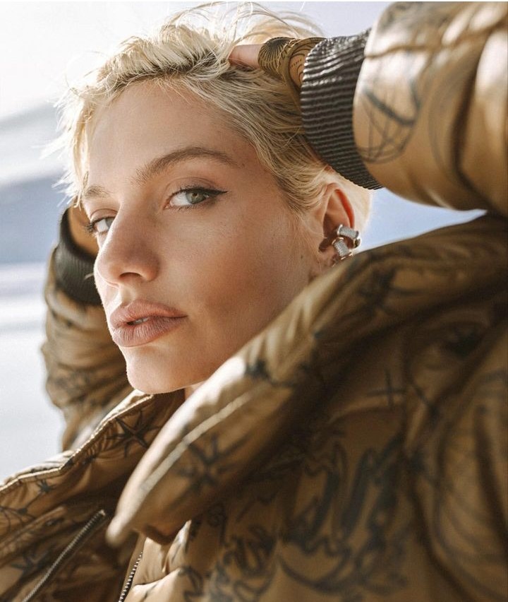 Ünlü oyuncu Gülcan Arslan'dan kar üzerinde pozlar