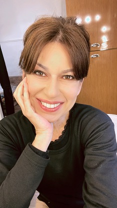 Ünlü oyuncu İpek Tuzcuoğlu 15 yıl sonra rolü için saç rengini siyah yaptı!