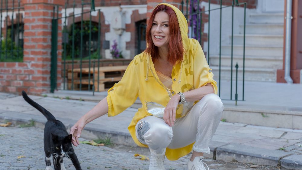 Ünlü oyuncu İpek Tuzcuoğlu 15 yıl sonra rolü için saç rengini siyah yaptı!