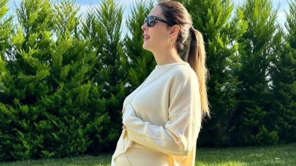  Ünlü oyuncu Yıldız Çağrı Atiksoy'dan karnı burnunda pozlar