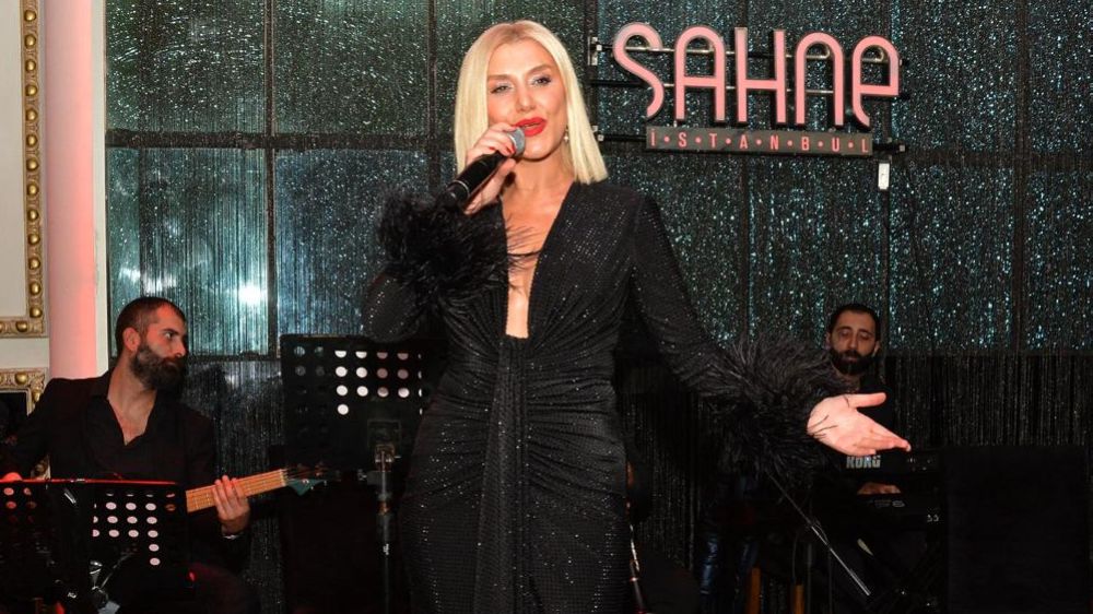 Yeni yıla 35 kiloluk kıyafetle girdi   