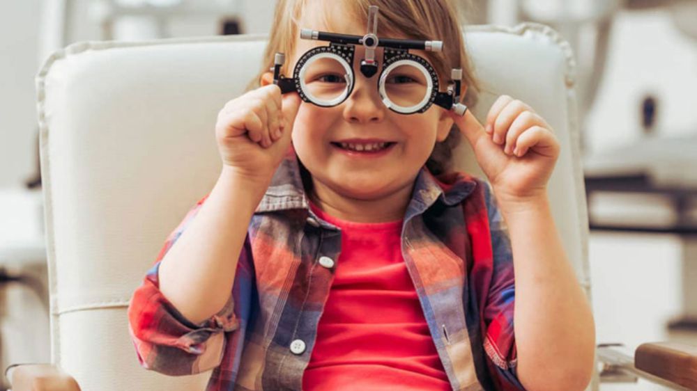 Astigmat çocuğunuzu okuldan soğutmasın