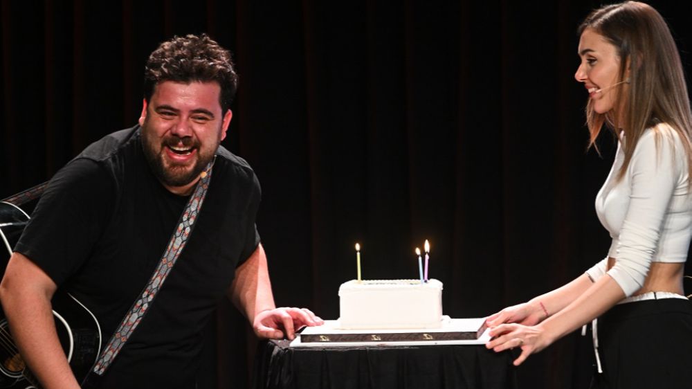 Berfu Yenenler-Eser Yenenler çifti sahnede pasta kesti