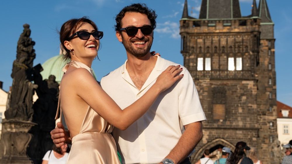  Birkan Sokullu ve Esra Bilgiç'in başrolünü paylaştığı 'Romantik Hırsız'ın ilk fragmanı yayınlandı