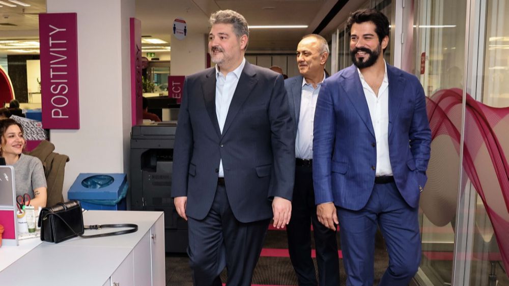 Burak Özçivit'ten sürpriz reklam anlaşması 