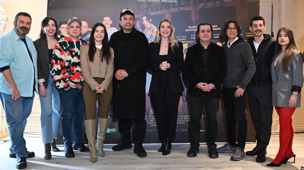 C Takımı basın toplantısında film öncesi kahkaha provası   