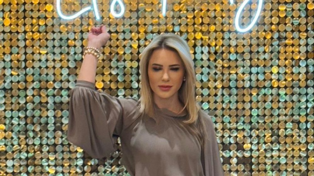 Dostlarına Sevgililer Günü partisi verdi!   