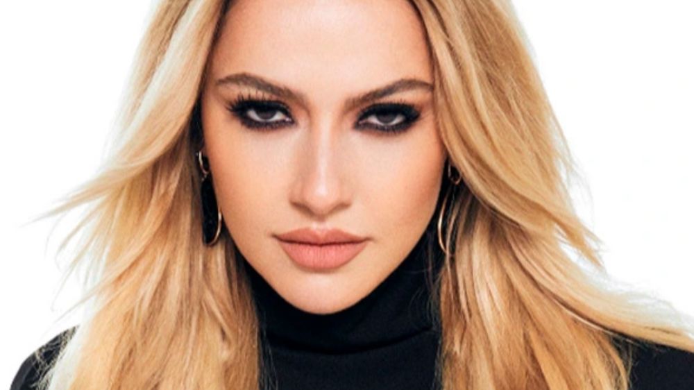Hadise depremin birinci yılında duygusal bir mesaj yayınladı