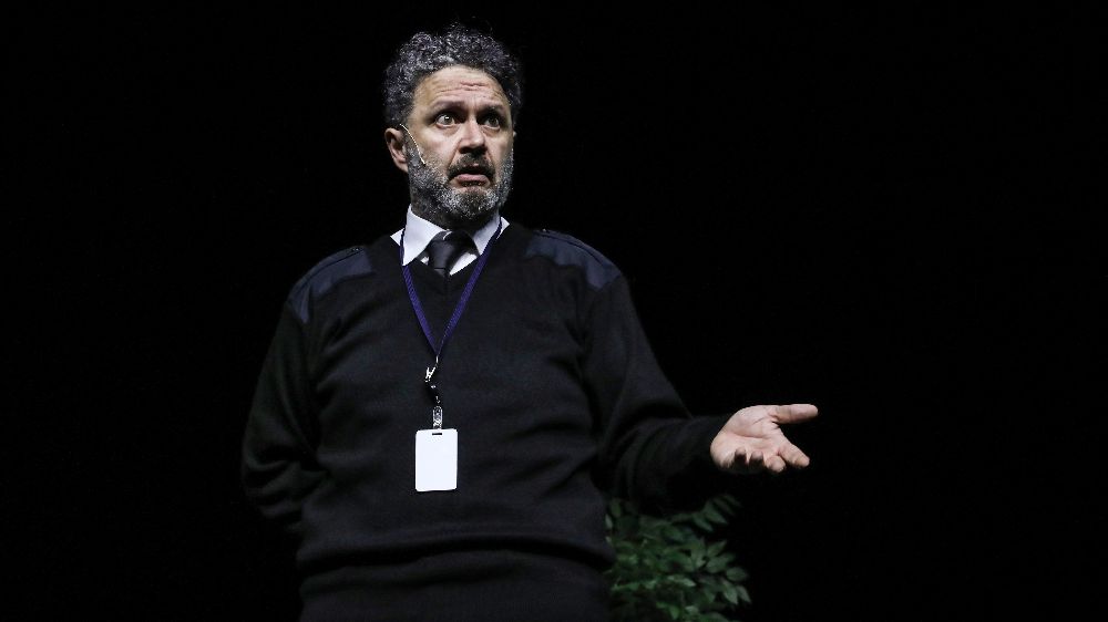 İbrahim Selim’in tek kişilik oyunu “Bana Kimse Ne Olduğunu Anlatmadı” perde açtı