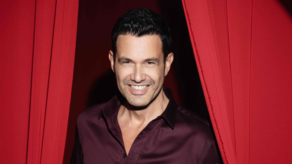 Keremcem kariyerinin 20. senesinde hayranlarına sürpriz yaptı