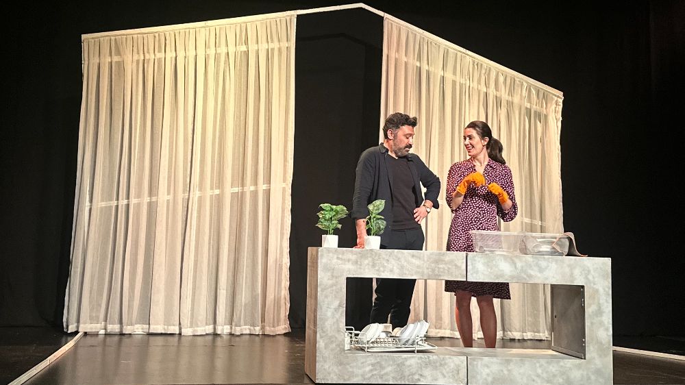 “Leyla ile Mecnun Değil” eğlendirirken düşündürecek