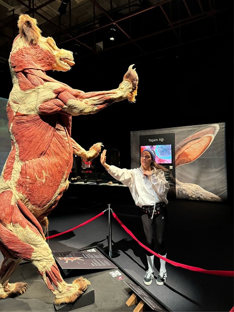 Merve Sevin sergiyi hayranlıkla gezdi