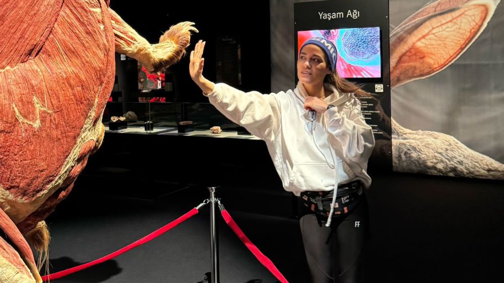 Merve Sevin sergiyi hayranlıkla gezdi