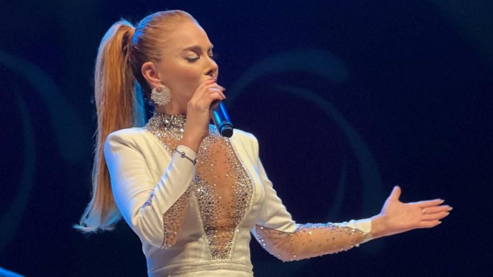 Pınar Eliçe sahnede fırtınalar estirdi