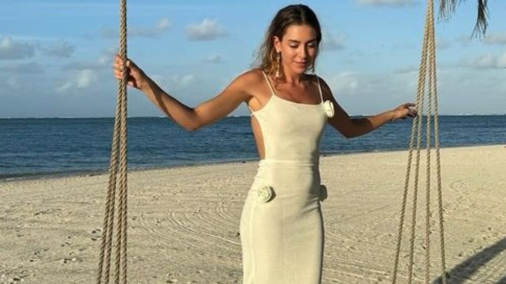 Sinem Kobal eşi Kenan İmirzalıoğlu ve çocuklarıyla gittiği tatilden kumsal fotoğraflarını paylaştı