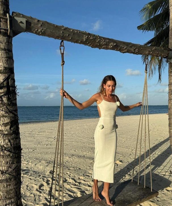 Sinem Kobal eşi Kenan İmirzalıoğlu ve çocuklarıyla gittiği tatilden kumsal fotoğraflarını paylaştı