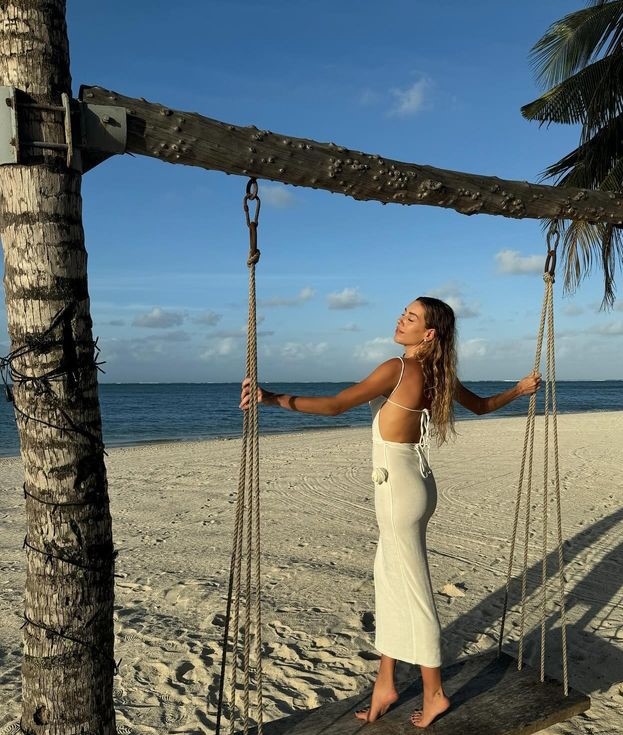 Sinem Kobal eşi Kenan İmirzalıoğlu ve çocuklarıyla gittiği tatilden kumsal fotoğraflarını paylaştı