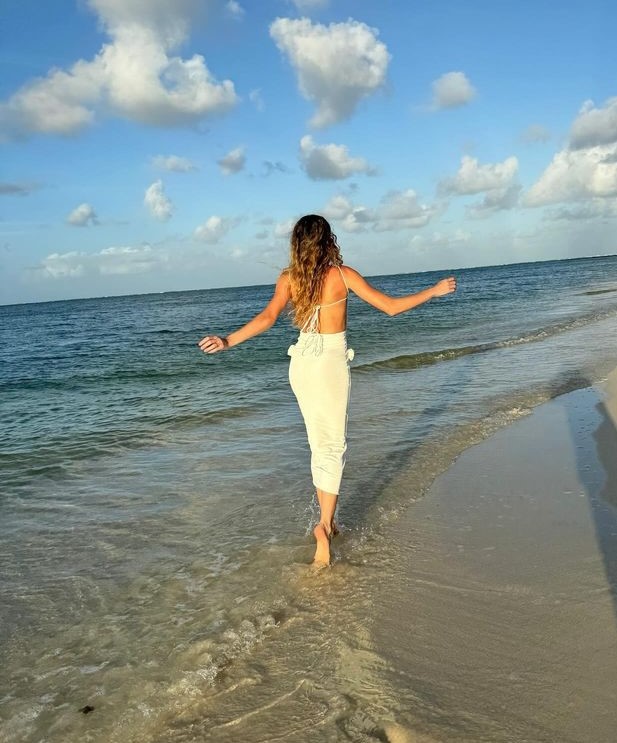 Sinem Kobal eşi Kenan İmirzalıoğlu ve çocuklarıyla gittiği tatilden kumsal fotoğraflarını paylaştı