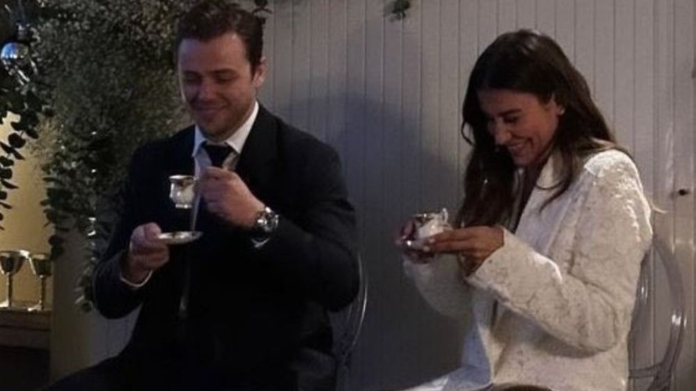 Ünlü çift Tolga Sarıtaş ile Zeynep Mayruk nişanlandı