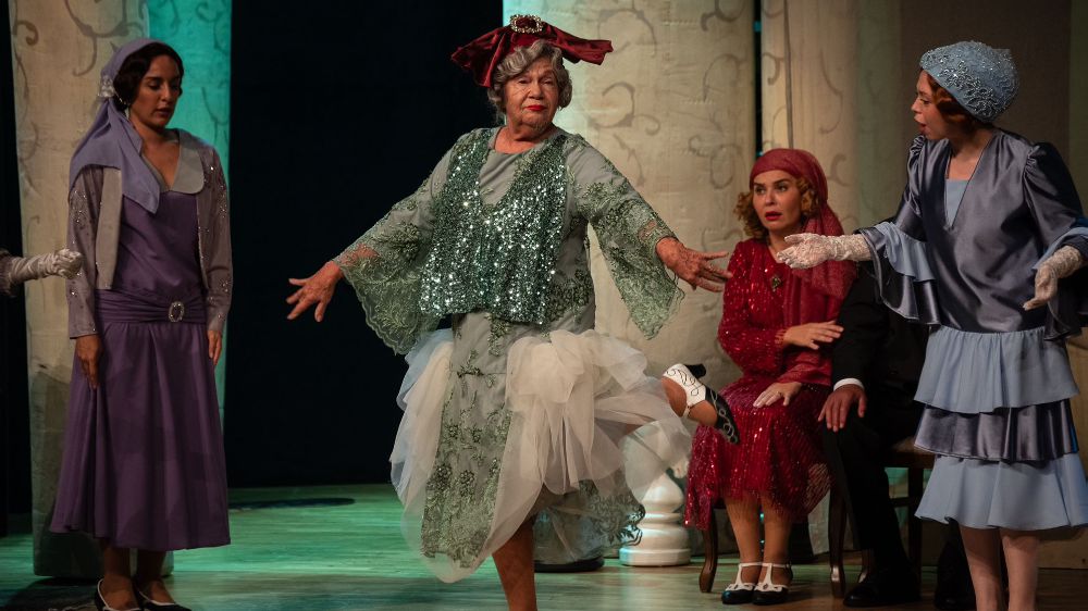 Usta oyuncu Nevra Serezli “Veda” oyunundaki dansı ile konuşuluyor