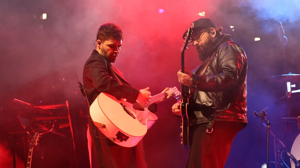 Yağmur altında aşk şarkıları söyledi