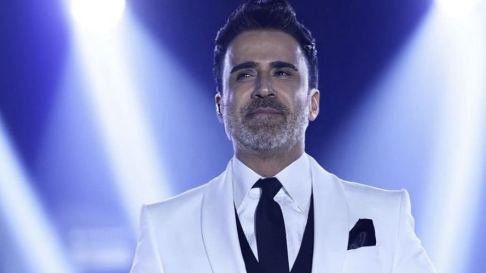 Emrah'ın sahne stili gündem oldu