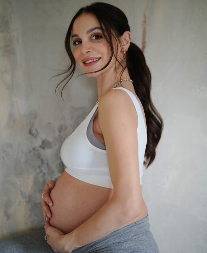İkinci çocuğuna hamile olan Cemre Kemer'den karnı burnunda pozlar