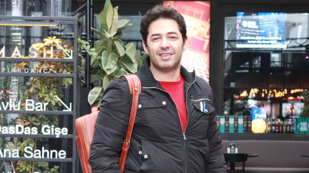 Mert Fırat'ın tiyatro günü