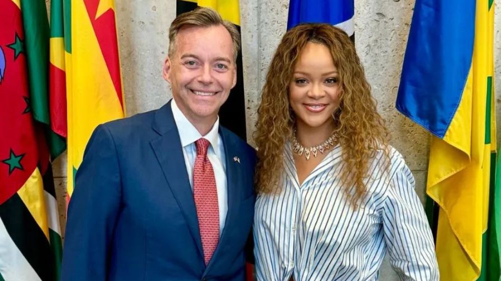 Rihanna’ya Barbados'ta Messika kolyesi eşlik etti