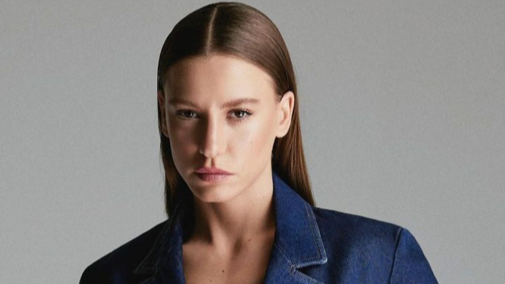 Serenay Sarıkaya'nın kral dairesinde bornozlu kahvaltı keyfi