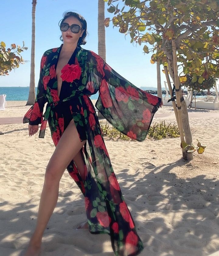 "Uzun bir süre tatil yapmak istiyorum" demişti! Mayosunu giyip soluğu tatilde aldı