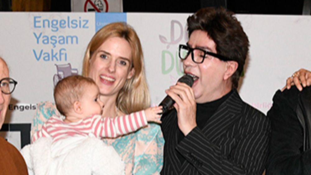 Wilma Elles altı aylık kızı Tiara Manolya ile iftar yemeğine geldi