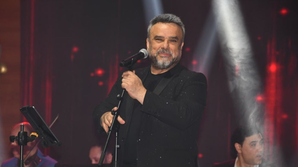 Bülent Serttaş sahnede etek giyen erkek meslektaşlarına göndermede bulundu