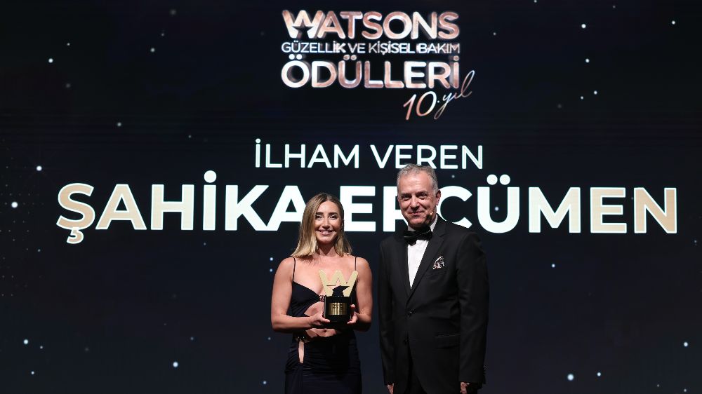 Güzellik ve kişisel bakım ödülleri gecesinde yıldızlar geçidi