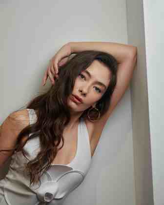 Neslihan Atagül Amerika'nın 'Hola' dergisine ikinci kez kapak oldu