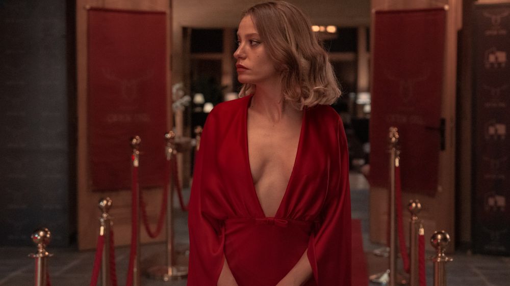 Serenay Sarıkaya'nın başrolünü oynadığı 'Kimler Geldi Kimler Geçti' dizisinden yeni kareler ortaya çıktı!