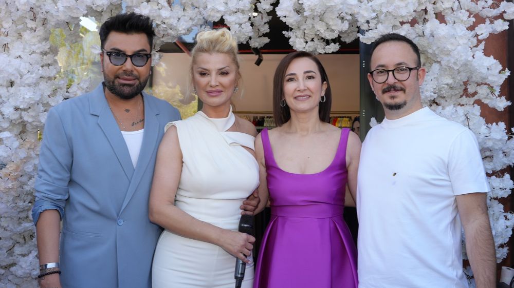 Songül Karlı açılışta arkadaşını yalnız bırakmadı!