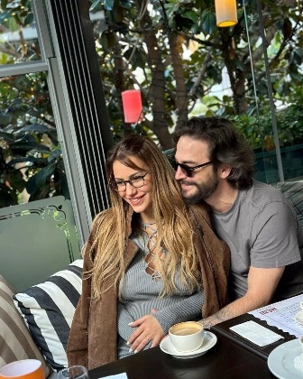 Ünlü çift Ahmet Kural-Çağla Gizem Şahin bebeklerini kucağına aldı