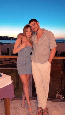 Ünlü çift Yasmin Erbil ile Yiğit Poyraz kumsalda aşka geldi