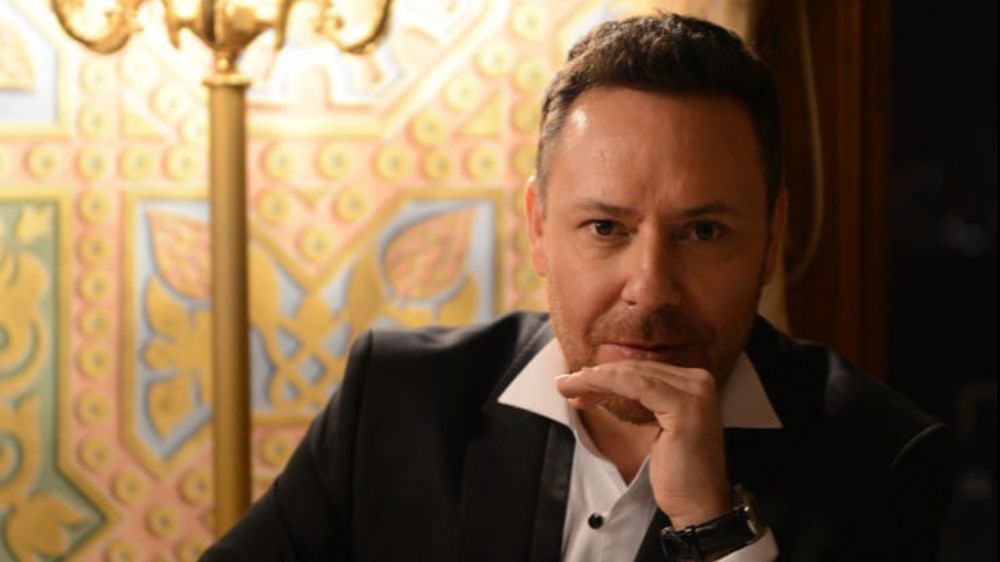 Yeni klibinde oğluyla oynadı